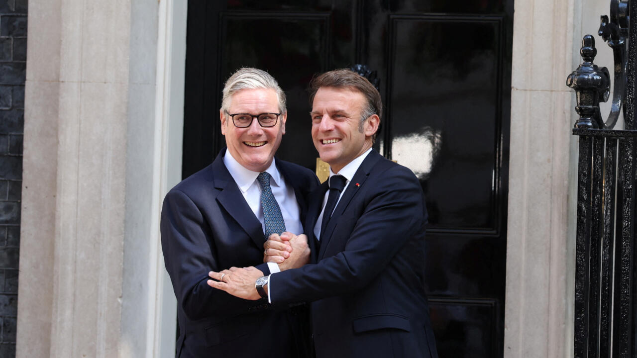 ماكرون وستارمر خلال لقاء سابق (أرشيفية)