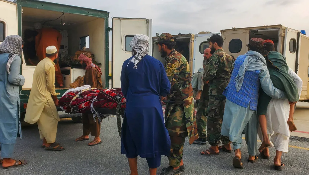 زلزال أفغانستان يقتل أكثر من 800 ويصيب الآلاف... "أمر مرعب"