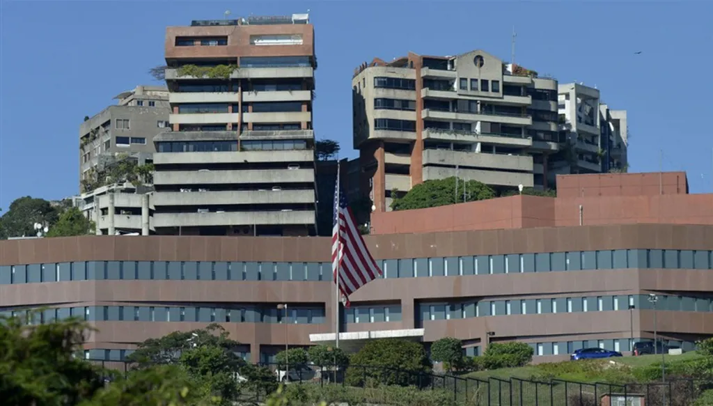 أميركا ترفع علمها على سفارتها في فنزويلا مجدداً بعد سبع سنوات