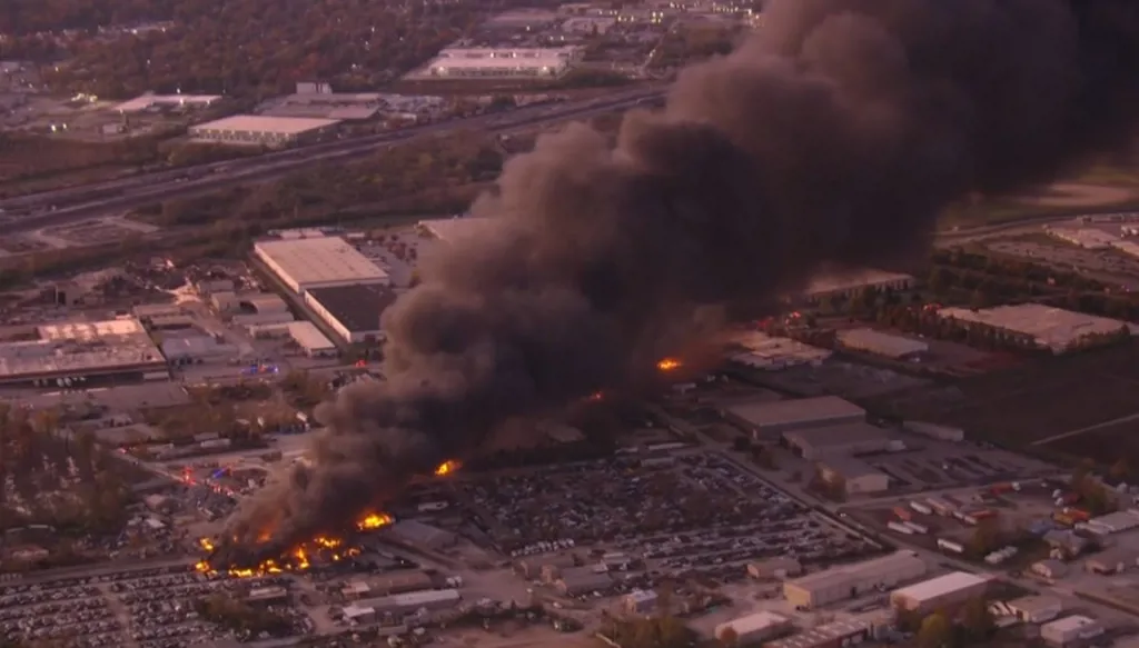 بالفيديو – سقطت بعد دقائق من إقلاعها... تحطم طائرة في مطار لويزفيل الأميركي