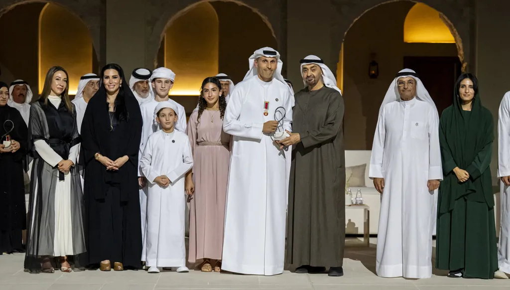 بن زايد يُكرّم عشر شخصيات بـ"جائزة أبوظبي": نحتفي بصنّاع الخير والأمل (صور)
