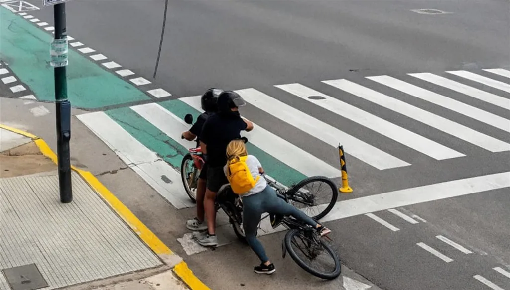 بالفيديو – ردة فعل بطولية لسائحة روسية حاول لصان سرقة هاتفها