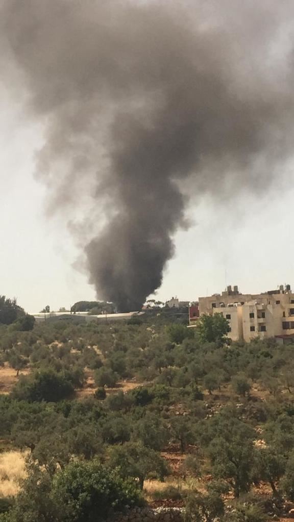 بالصور- اندلاع حريق كبير في معمل للبلاستيك بمنطقة برسا قضاء الكورة