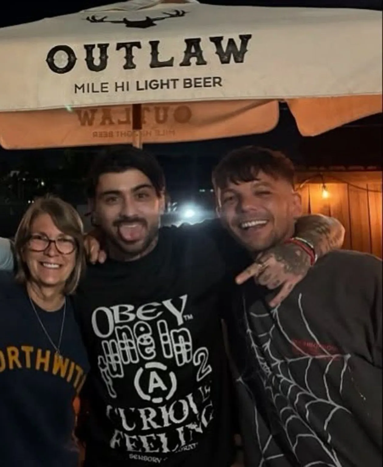 شوهد لويس توملينسون وزين مالك أثناء تصوير رحلة طريق وُصفت بـ