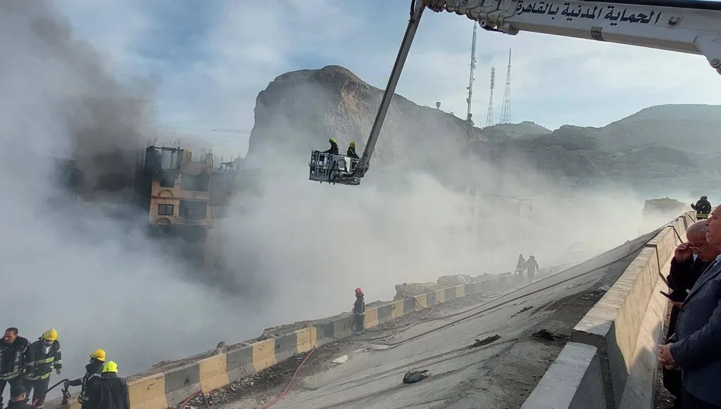 حريق ضخم في منطقة الزرايب بالقاهرة... و"درون" تساهم في السيطرة على النار (فيديو)