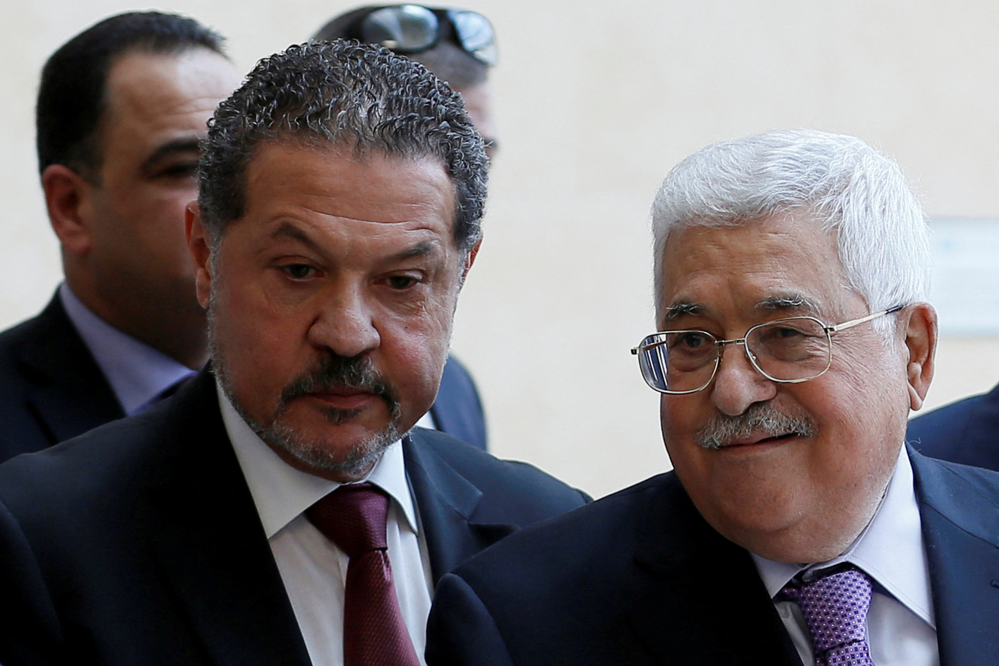 الرئيس الفلسطيني محمود عباس برفقة نجله ياسر. (رويترز)