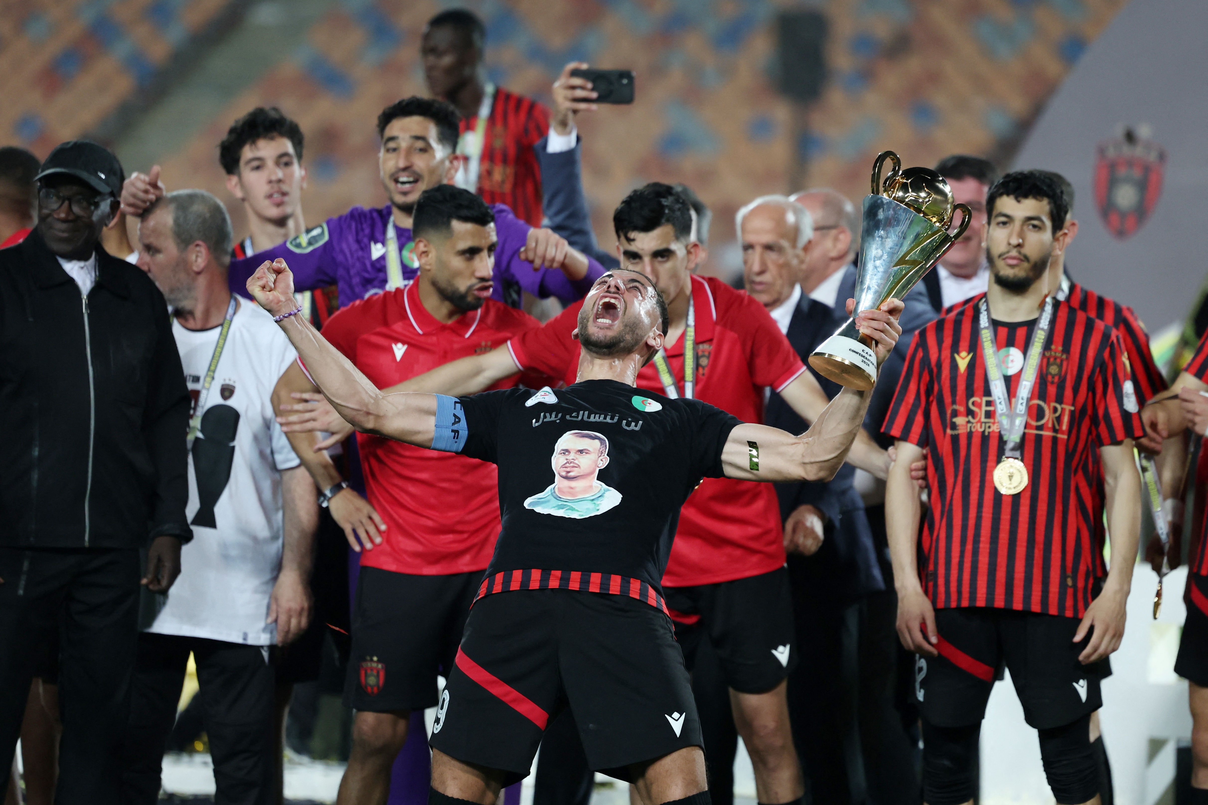 اتحاد العاصمة يحتفل باللقب. (رويترز)