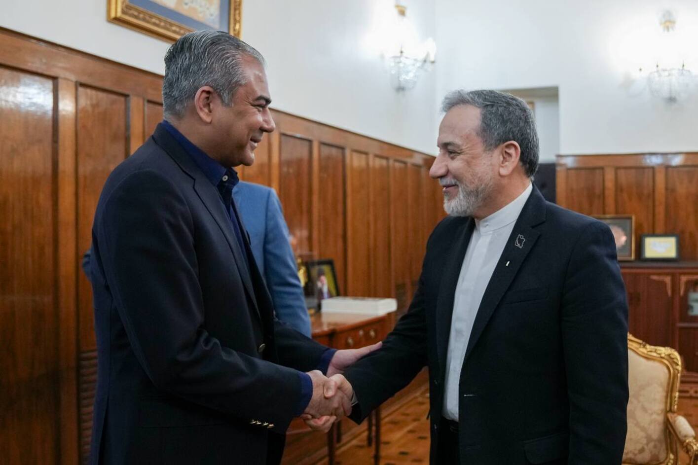وزير الخارجية الإيراني عباس عراقجي يستقبل وزير الداخلية الباكستاني محسن نقوي في طهران