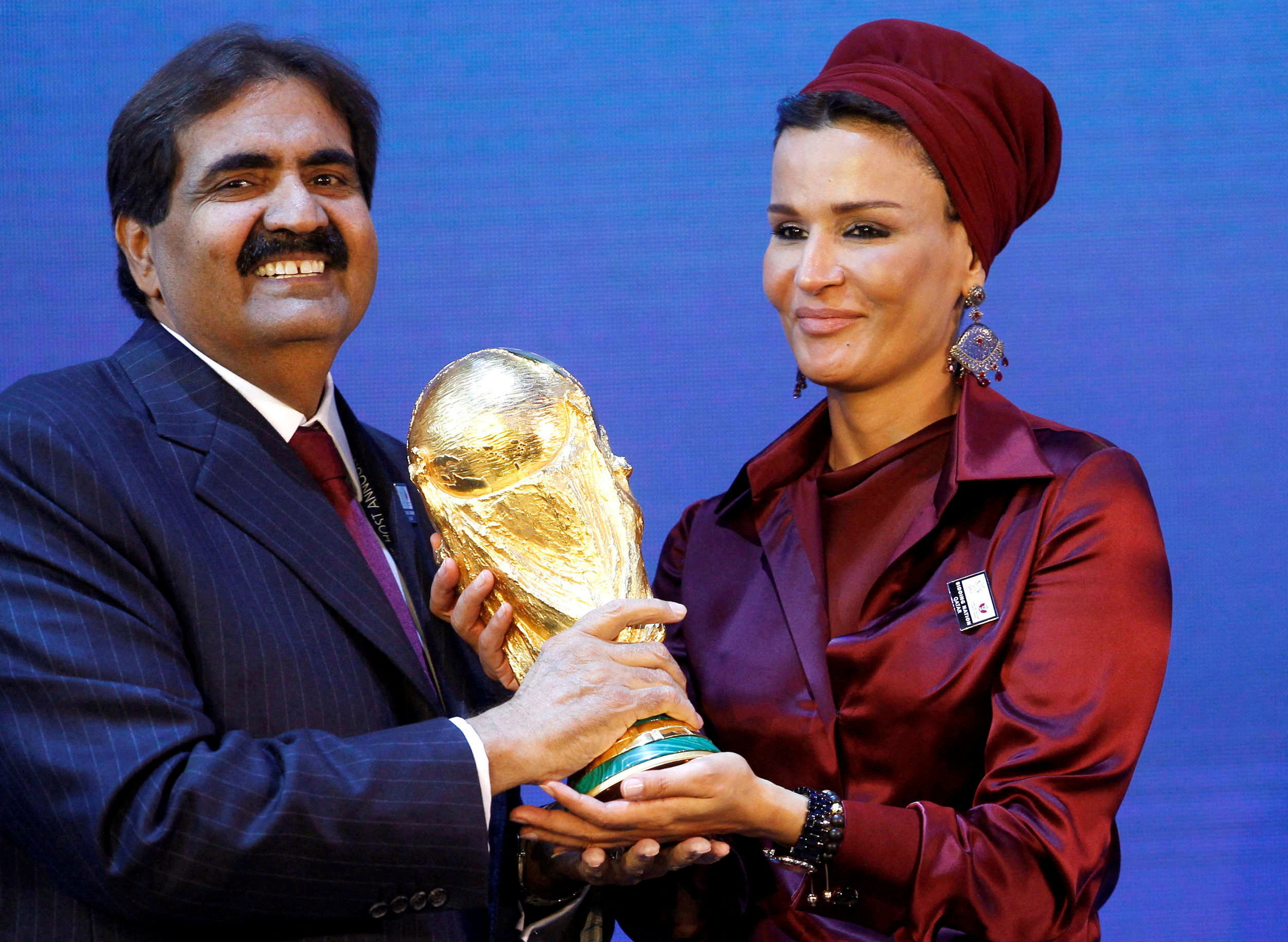 الشيخ حمد بن خليفة والشيخة موزا يحملان نسخة من كأس العالم بعد فوز قطر باستضافة مونديال 2022 في زيوريخ، في 2 كانون الأول/ديسمبر 2010. (رويترز)