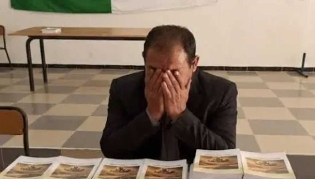 بكى لغياب القرّاء... فانتشر فيديو دموعه أكثر من كتابه!
