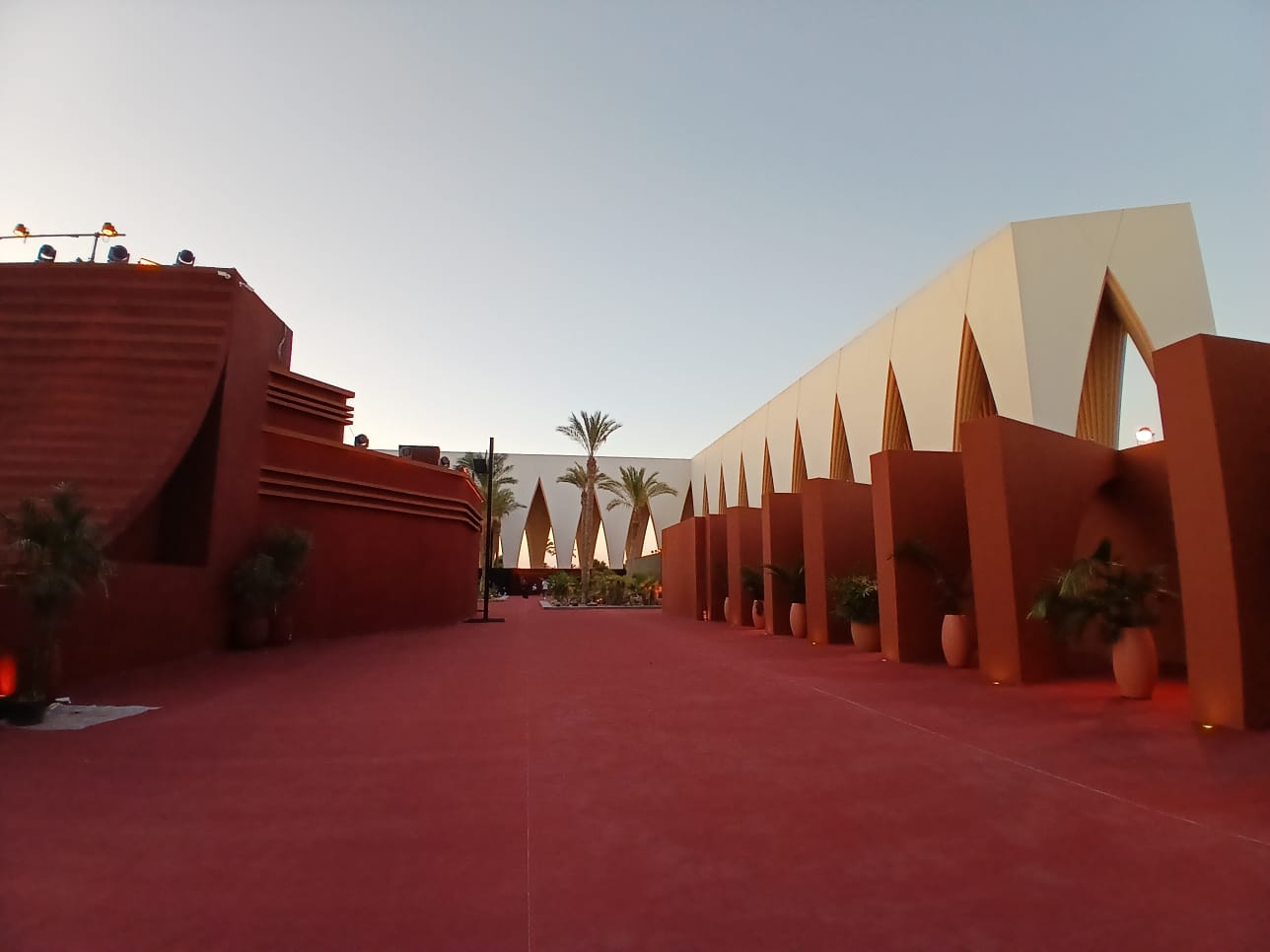 الاستعدادات الأخيرة في ساحة البلازا بمدينة الجونة، عشية افتتاح الدورة التاسعة من المهرجان. (بوابة الأهرام – محمد شعلان)