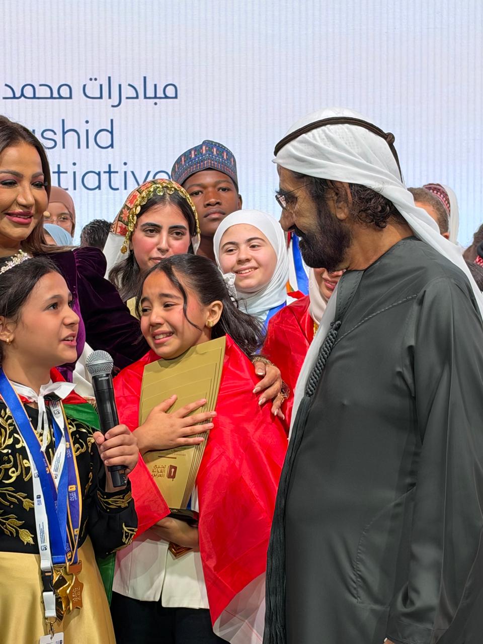 ميار عثمان متأثّرة خلال احتفال الفائزين في تحدي القراءة العربي بدبي. (بوابة الأهرام)