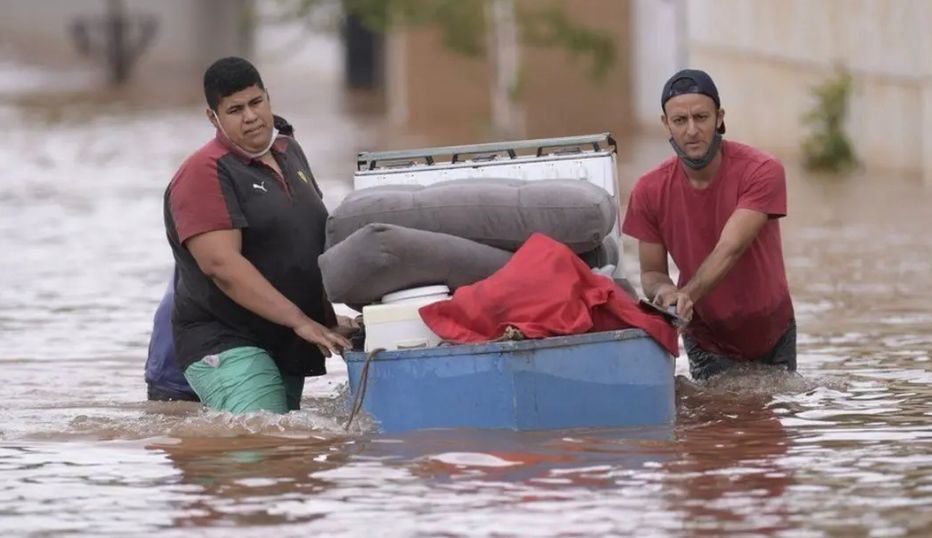 ارتفاع عدد قتلى السيول في البرازيل إلى 57 مع تشريد الآلاف