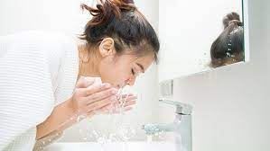 لماذا يغسل اليابانيون وجوههم لمدة 10 دقائق