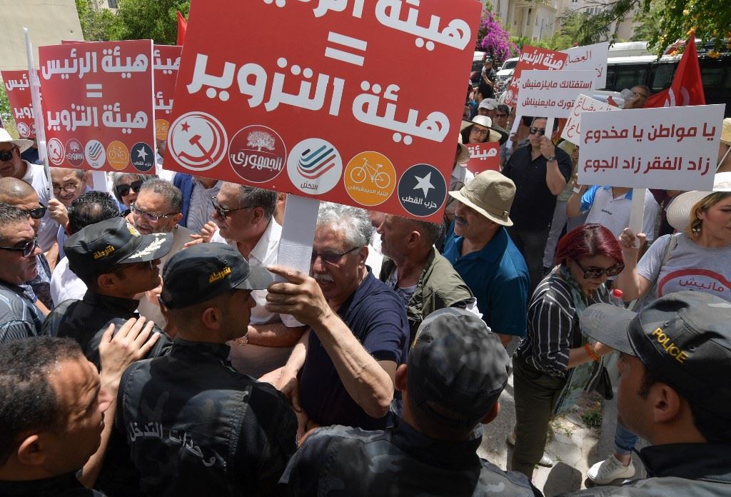 بعد قرار سعيّد بعزل 57 قاضياً... قضاة تونس يعلّقون العمل في المحاكم لأسبوع