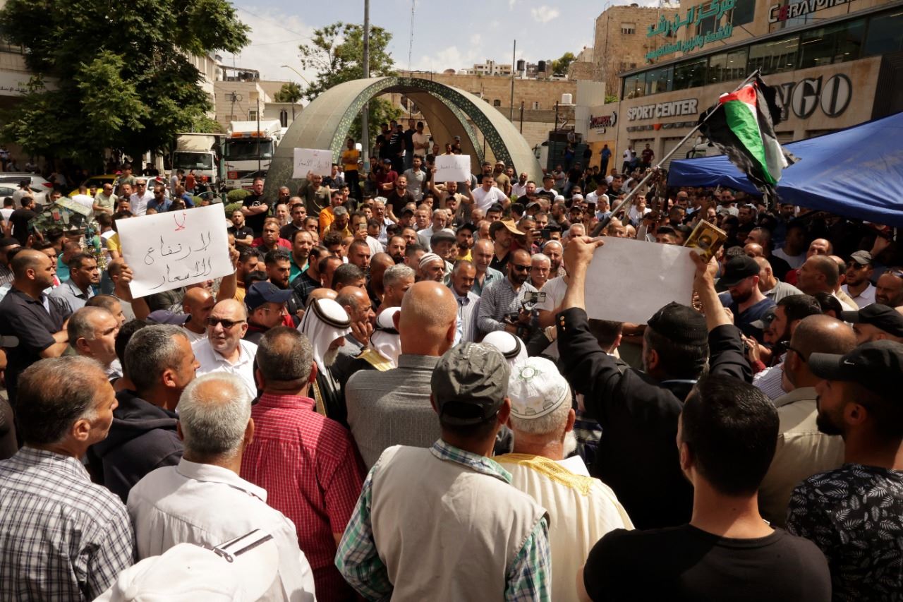 الضفة: مئات الفلسطينيّين يتظاهرون في الخليل احتجاجاً على غلاء الأسعار