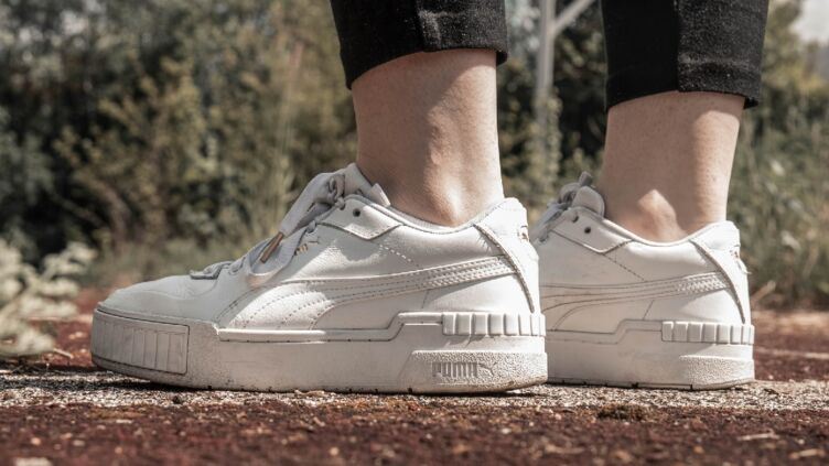 "أمازون" تعرض حذاء "Puma Carina L" الرياضيّ الأبيض مع حسم 30% وتوصيل مجّانيّ