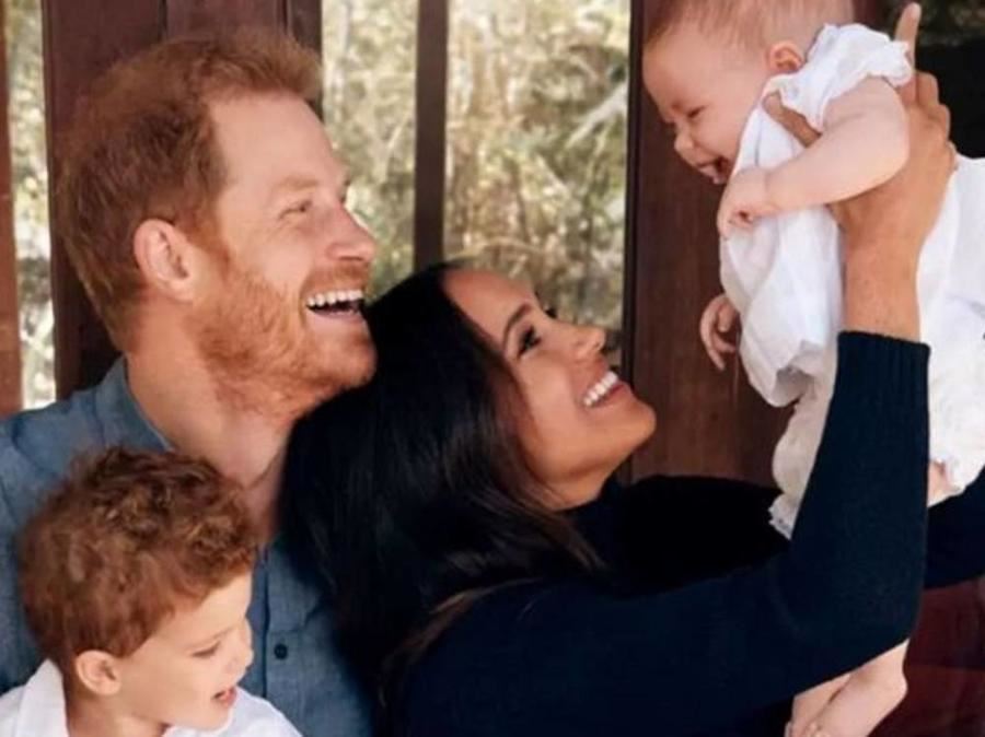 احتفالاً بعيد ميلادها الأول ... هاري وميغان ينشران صورة جديدة لابنتهما