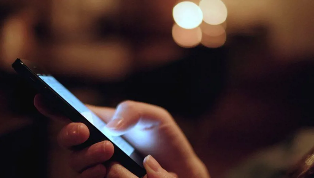 مراهق ينهي حياته بسبب تحطيم والده هاتفه المحمول!