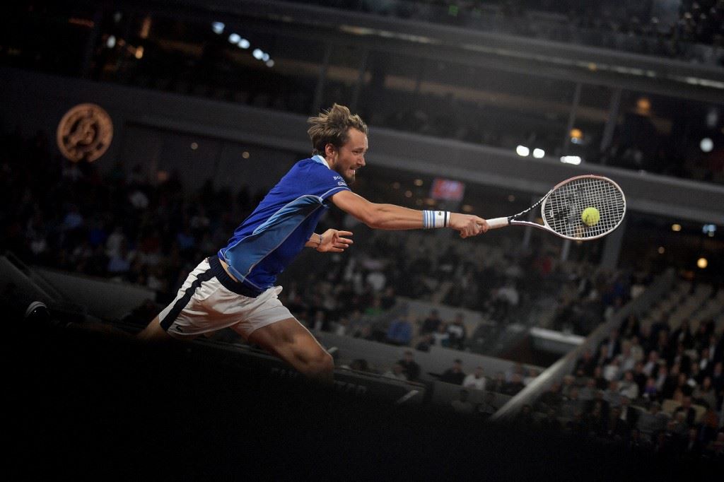 مدفيديف يفوز في مستهل موسمه على الملاعب العشبية