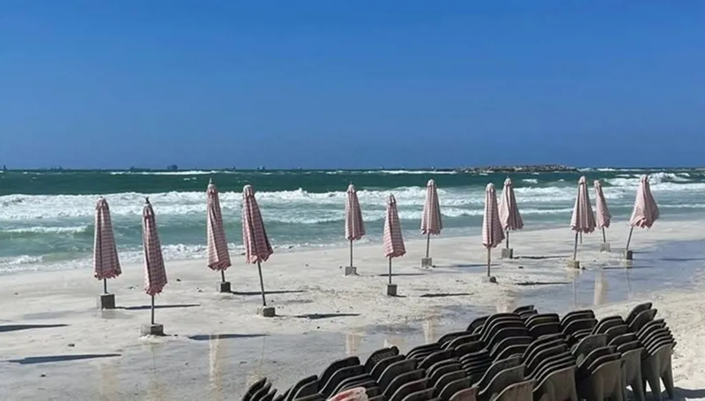 انحسارات ومناشدات بالإخلاء... ماذ يجري على شاطئ الاسكندرية ؟