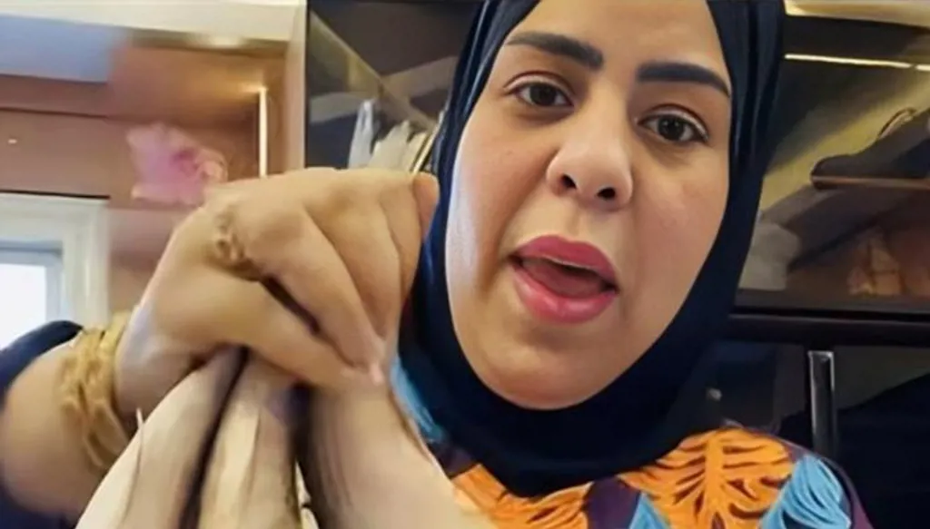 من بيع الفسيخ إلى شجار في الاستوديو... من هي البلوغر المصرية "أم مكة"؟
