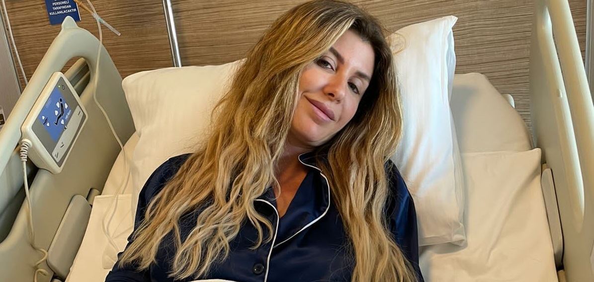 الفريق الطبّي يمدّد فترة بقاء ريتا حرب في المستشفى... وكاريس بشار إلى جانبها (فيديو)