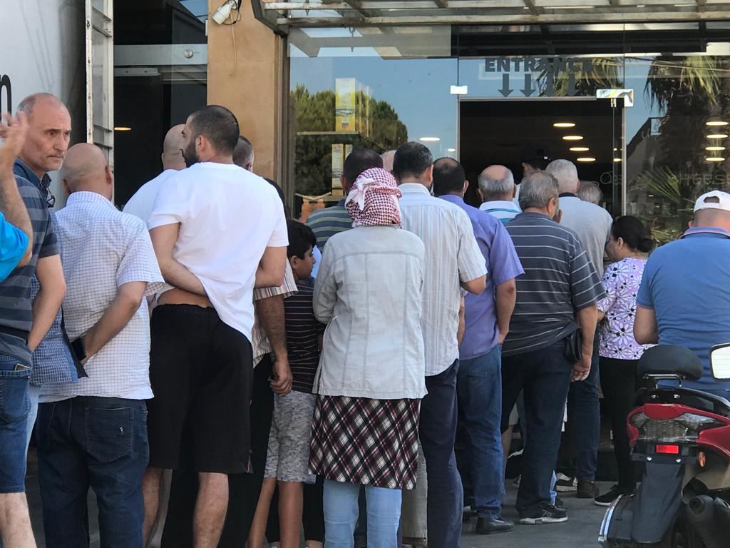 المشهد شمالاً... طوابير الخبز تطول وغياب شبه كامل عن محطات البنزين