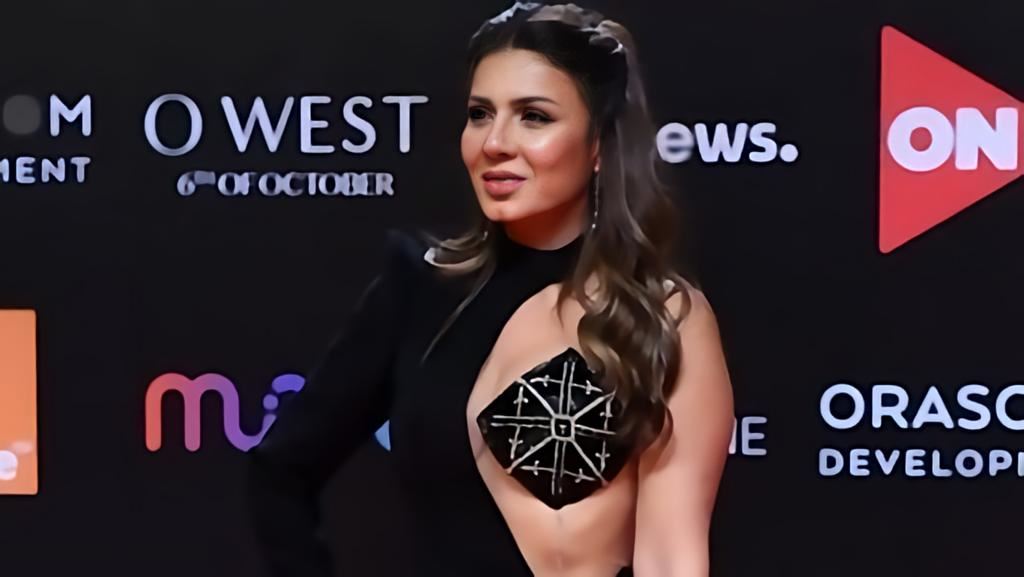نجلاء بدر بـ"فستان الجونة" المثير للجدل مجدداً... ومصممته لـ"النهار": يناسب جسد الفنانة