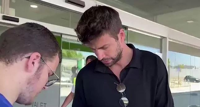 "لم يكترث بإشارة التوقف الحمراء"... بيكيه يكسر هاتف أحد المصوّرين