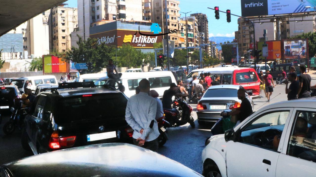 بالصور- اعتصام لسائقي الفانات في المشرفيّة