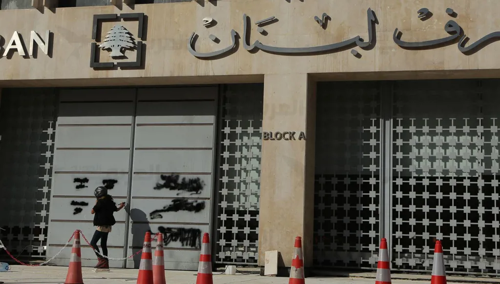 هيئة التحقيق في مصرف لبنان تتابع عملها بعد تجميد حسابات شقيق وزير الاقتصاد