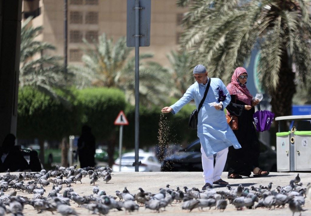 بالصور- عودة "الحياة" إلى أسواق مكة المكرّمة... إقبال الحجاج على شراء السُبح والهدايا