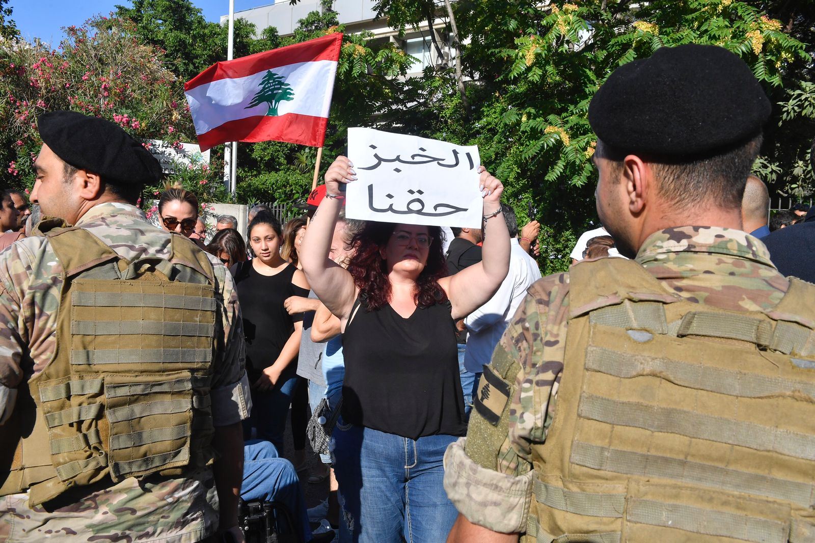بالصور- مسيرة راجلة لـ"التغييريّين" احتجاجاً على رفع تعرفة الاتصالات