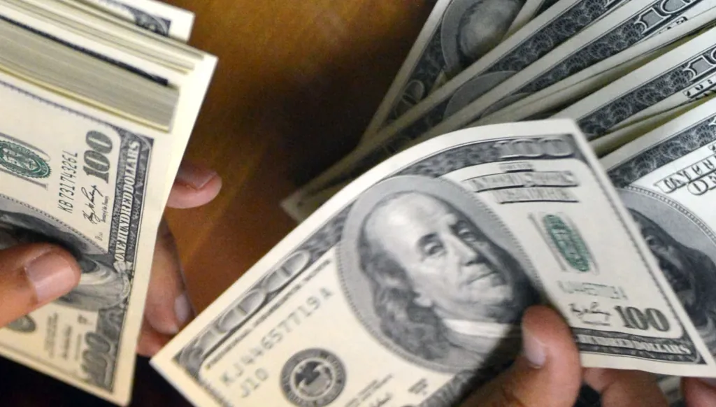 الدولار يتراجع وسط التركيز على الخفض المتوقع لأسعار الفائدة الأميركية