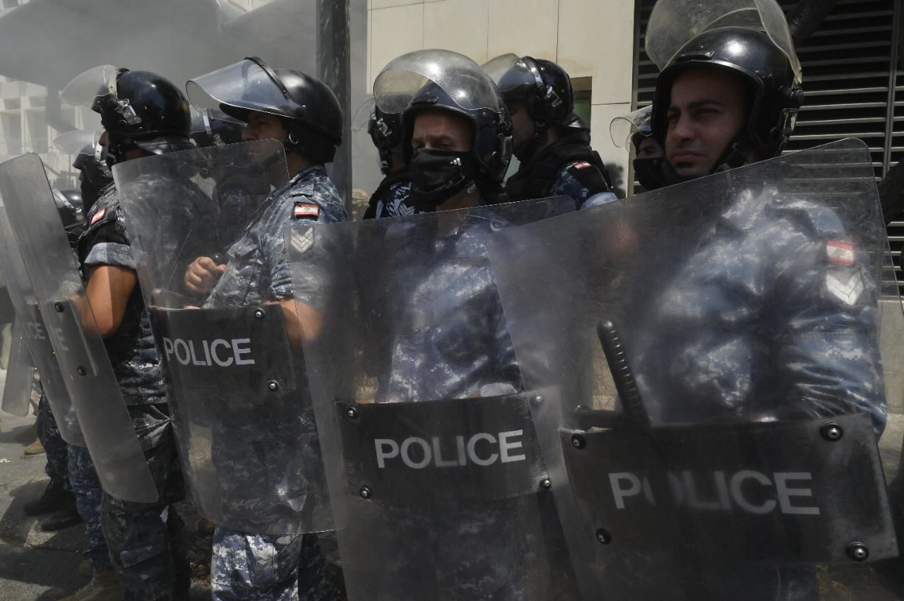 قطع الطريق وإحراق إطارات أمام مصرف لبنان... "إمّا الموت أو الحق" (صور - فيديو)