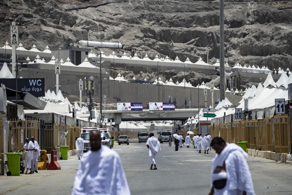بالصور- الحجاج يقضون يوم التروية في منى قبل الصعود إلى عرفات غداً الجمعة