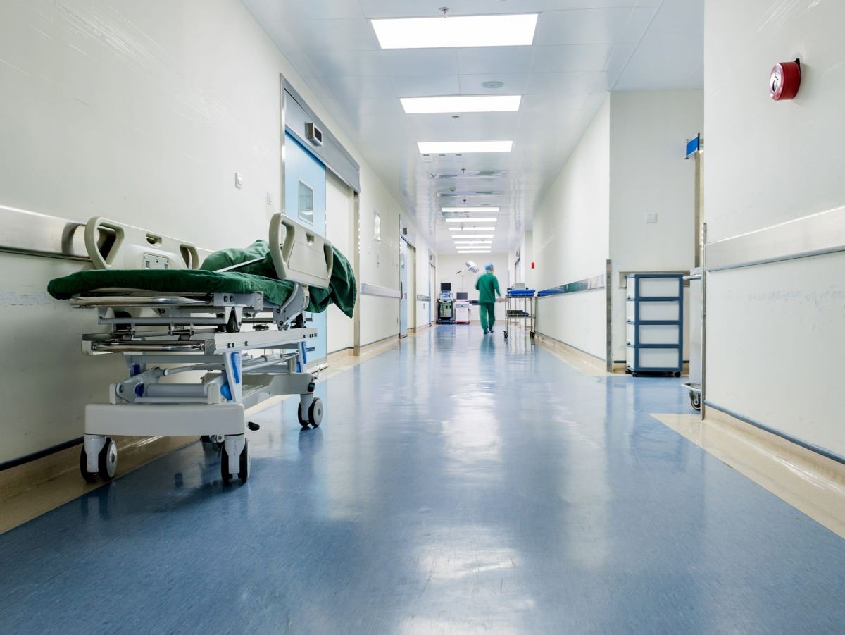 بترت أصابعه بسبب التأخر في العلاج… خسر محمد صحته وآلاف اللبنانيين مهدّدون