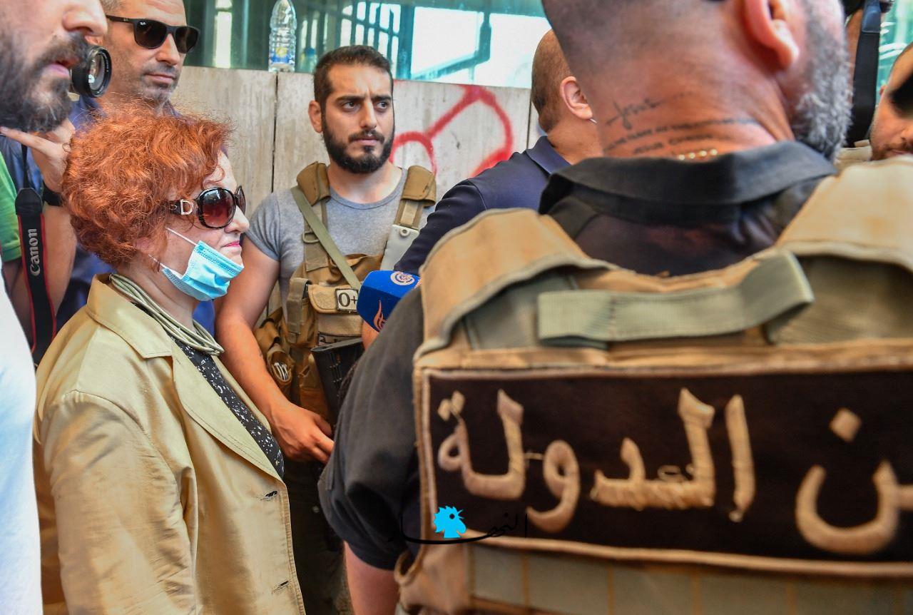 بالفيديو والصور- "أمن الدولة" يطوّق "المركزي" والقضاء يمتنع عن إعطاء الإذن بالمداهمة... وغادة عون تدخل بالقوة: لم نجد الحاكم