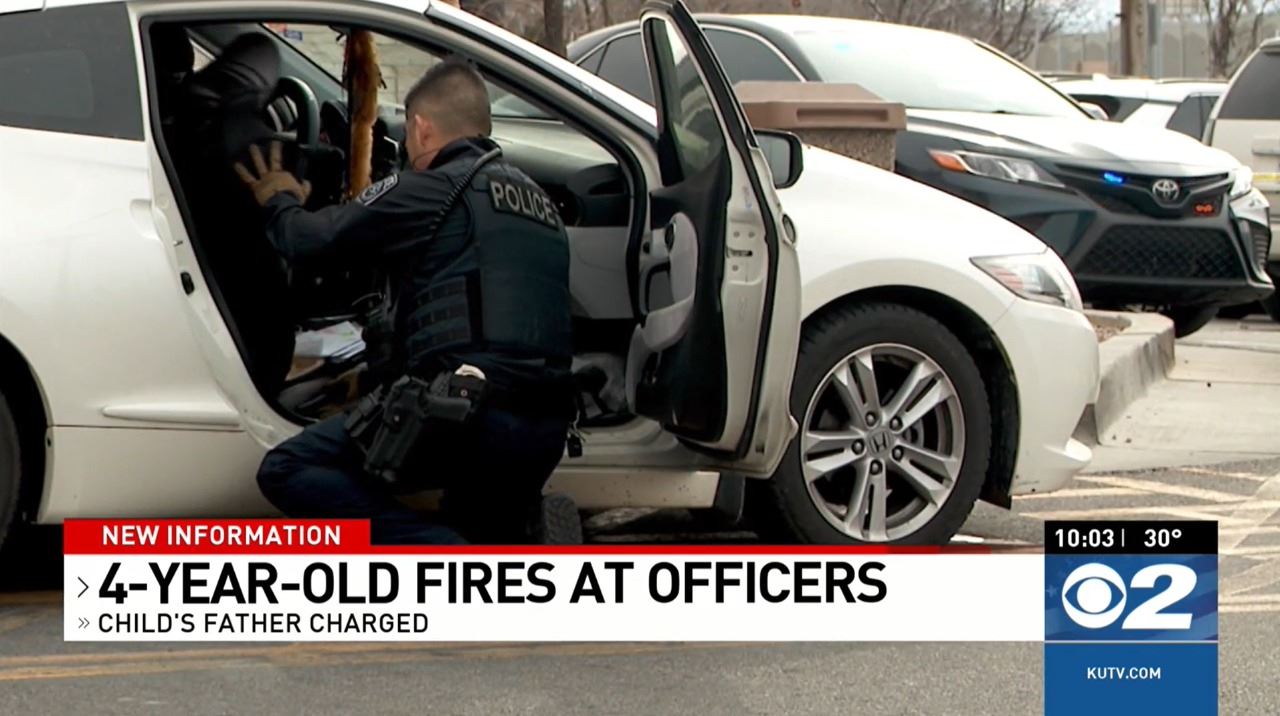 فيديو يحبس الأنفاس... ابن الأربعة أعوام يطلق النار على الشرطة دفاعاً عن والده