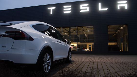 "تسلا" تجري تحقيقاً بشأن صفقة زجاج مشبوهة