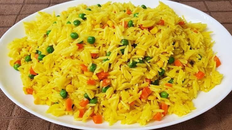 أرزّ بالخضار والدجاج مع المكسّرات المقليّة واللّبن... ولا أشهى!