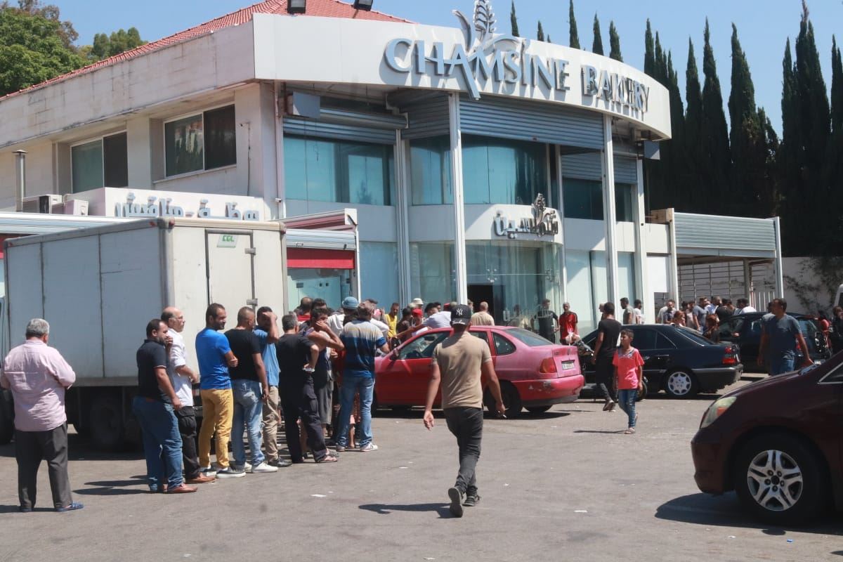 بالصور- أزمة الخبز تتفاقم... طوابير أمام المخابز تحت أشعة الشمس