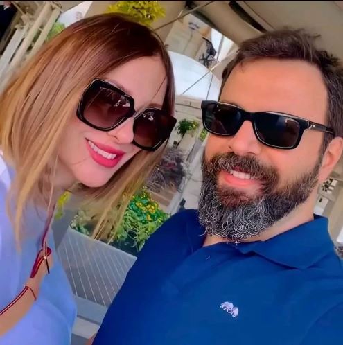 لقطة عفوية وتفاعل... تيم حسن ووفاء الكيلاني يطلاّن على جمهورهما