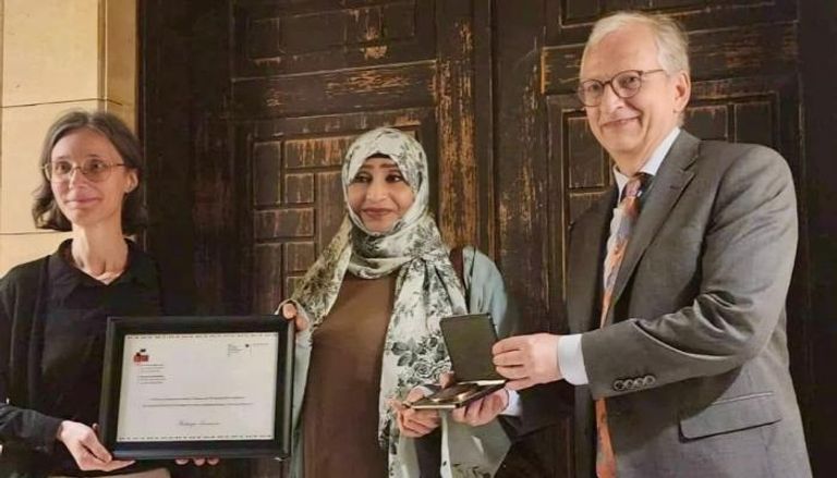 المعمري تتسلم الجائزة (مواقع)