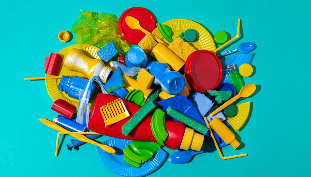 أزمة هرمز في مطبخي: ارتفاع أسعار البلاستيك والألمنيوم!