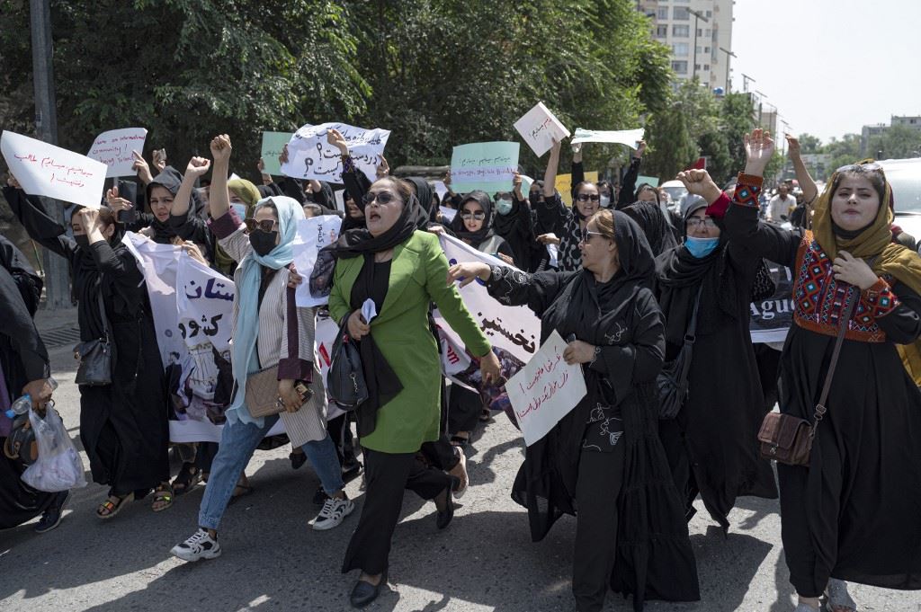 مسلحون من طالبان يطلقون النار في الهواء لتفريق تظاهرة نسائية