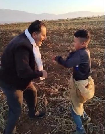 جريمة بحقّ الطفولة والإنسانية... الـ"شاويش" وحشٌ بشريٌّ يعنّف الأطفال في بلدة غزّة البقاعية (فيديو)