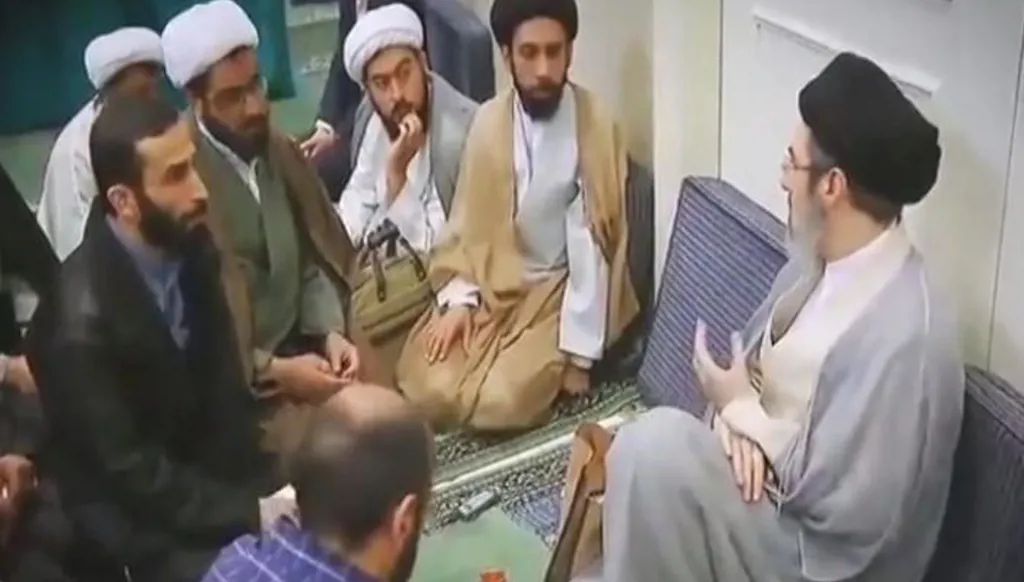 بالفيديو - ظهور لمجتبى خامنئي وسط تقارير عن تدهور صحته