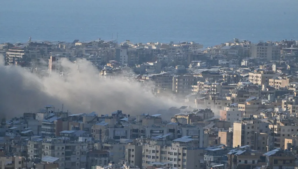 الجيش الإسرائيلي يعلن استهداف شخصية بارزة في حزب الله في بيروت